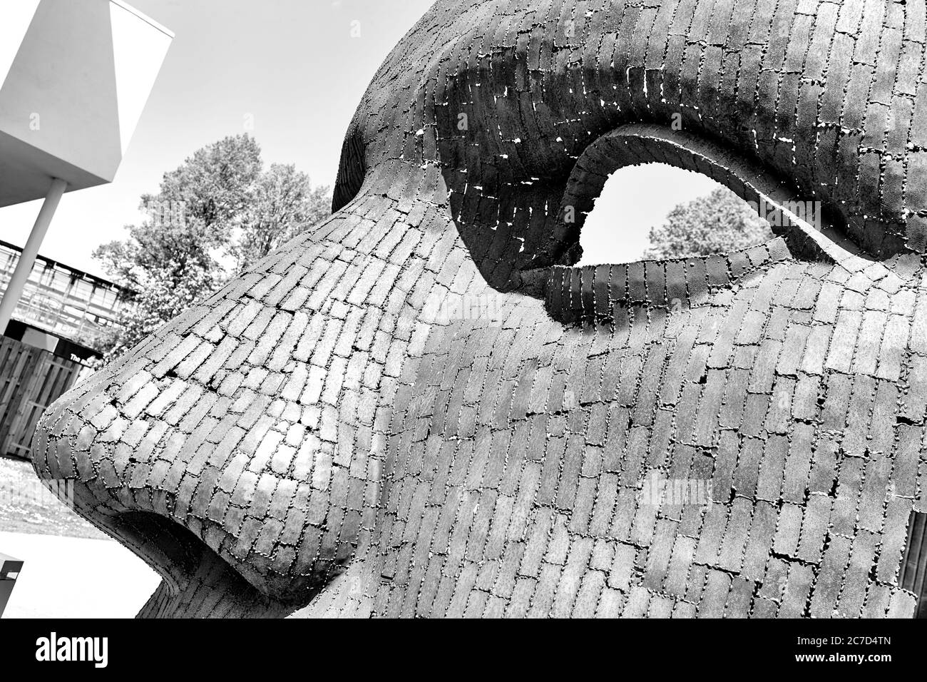 Une sculpture de masque en face du théâtre Marlowe dans la ville anglaise de la cathédrale médiévale de Canterbury dans le Kent, Angleterre, Royaume-Uni appelé Bulkhead Banque D'Images