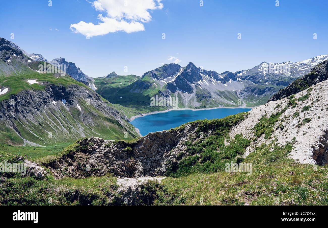 Belle vue panoramique sur le lac Lunersee. L'un des plus grands lacs naturels de montagne des Alpes orientales est à 1,970 m au-dessus du niveau de la mer. Autriche Banque D'Images