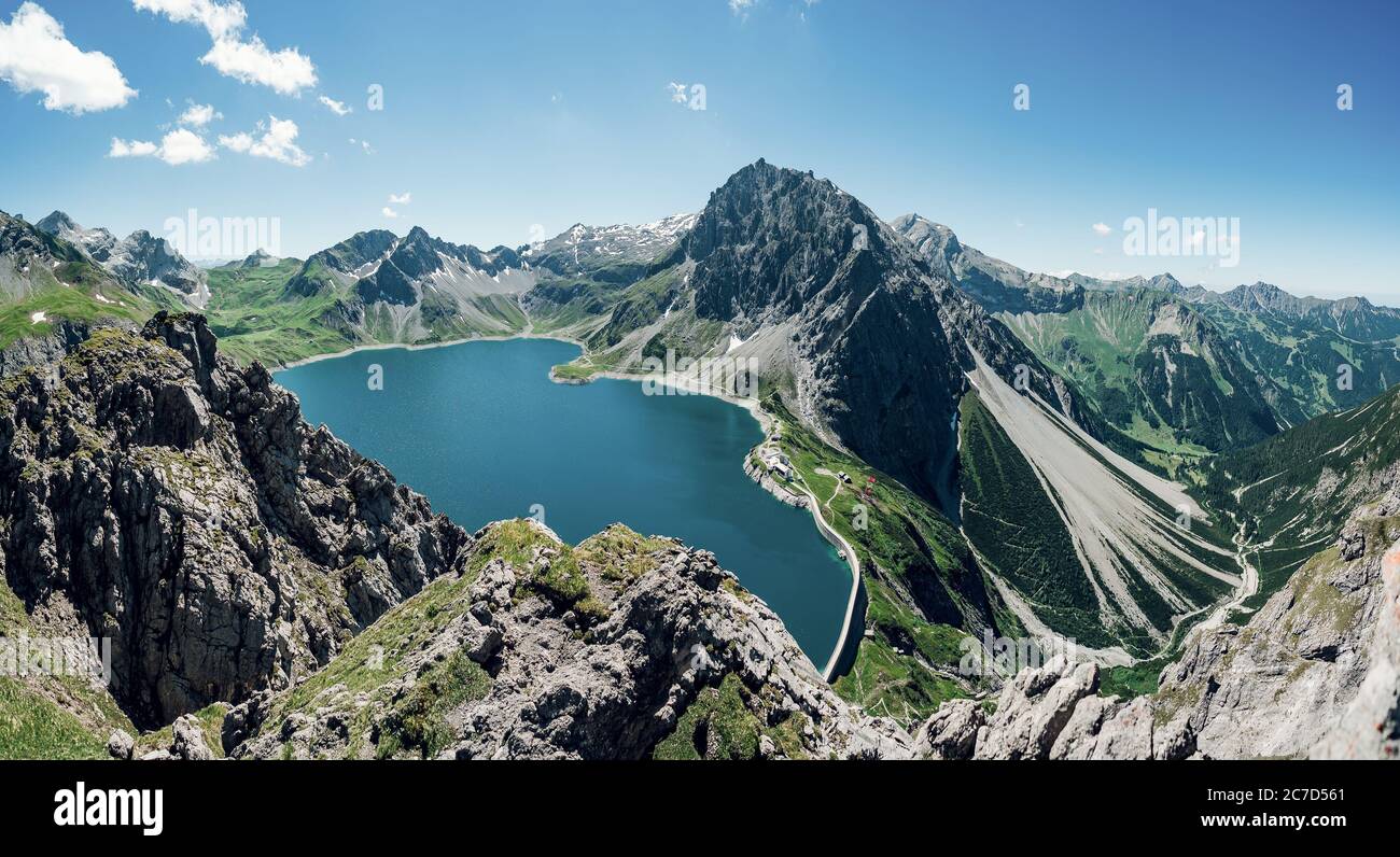 Belle vue panoramique sur le lac Lunersee. L'un des plus grands lacs naturels de montagne des Alpes orientales est à 1,970 m au-dessus du niveau de la mer. Autriche Banque D'Images