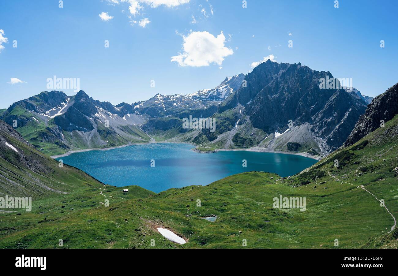 Belle vue panoramique sur le lac Lunersee. L'un des plus grands lacs naturels de montagne des Alpes orientales est à 1,970 m au-dessus du niveau de la mer. Autriche Banque D'Images