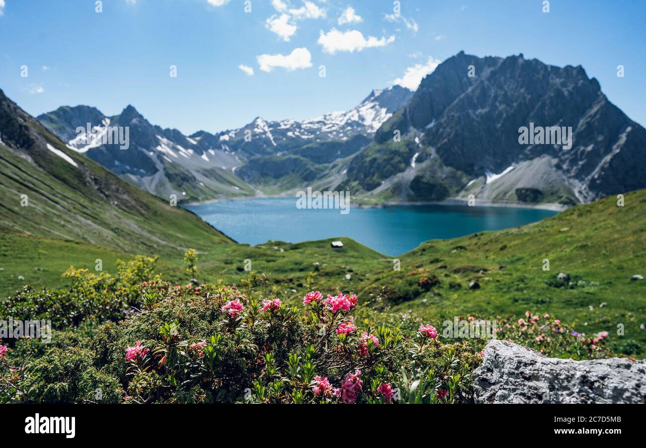 Belle vue panoramique sur le lac Lunersee. L'un des plus grands lacs naturels de montagne des Alpes orientales est à 1,970 m au-dessus du niveau de la mer. Autriche Banque D'Images