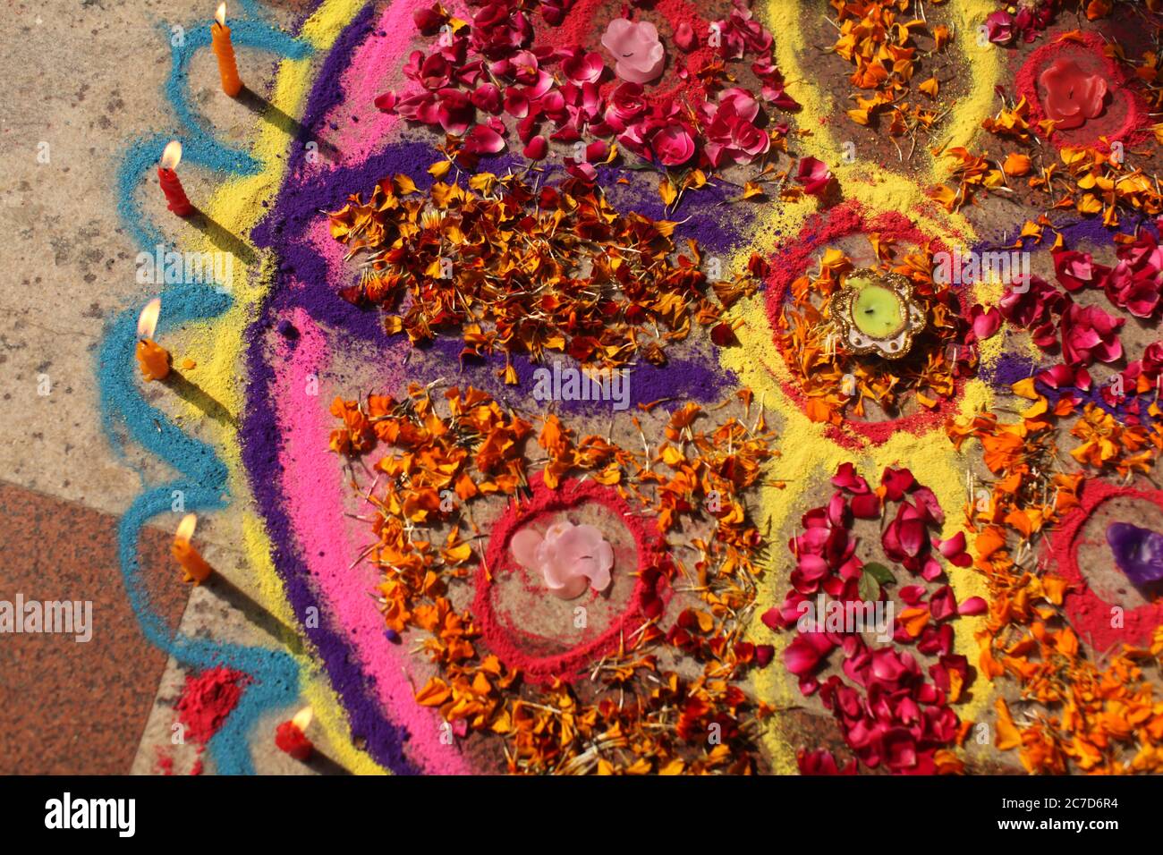 Gros plan en grand angle de l'art décoratif indien sur le sol, créé pour Deepavali par temps ensoleillé Banque D'Images