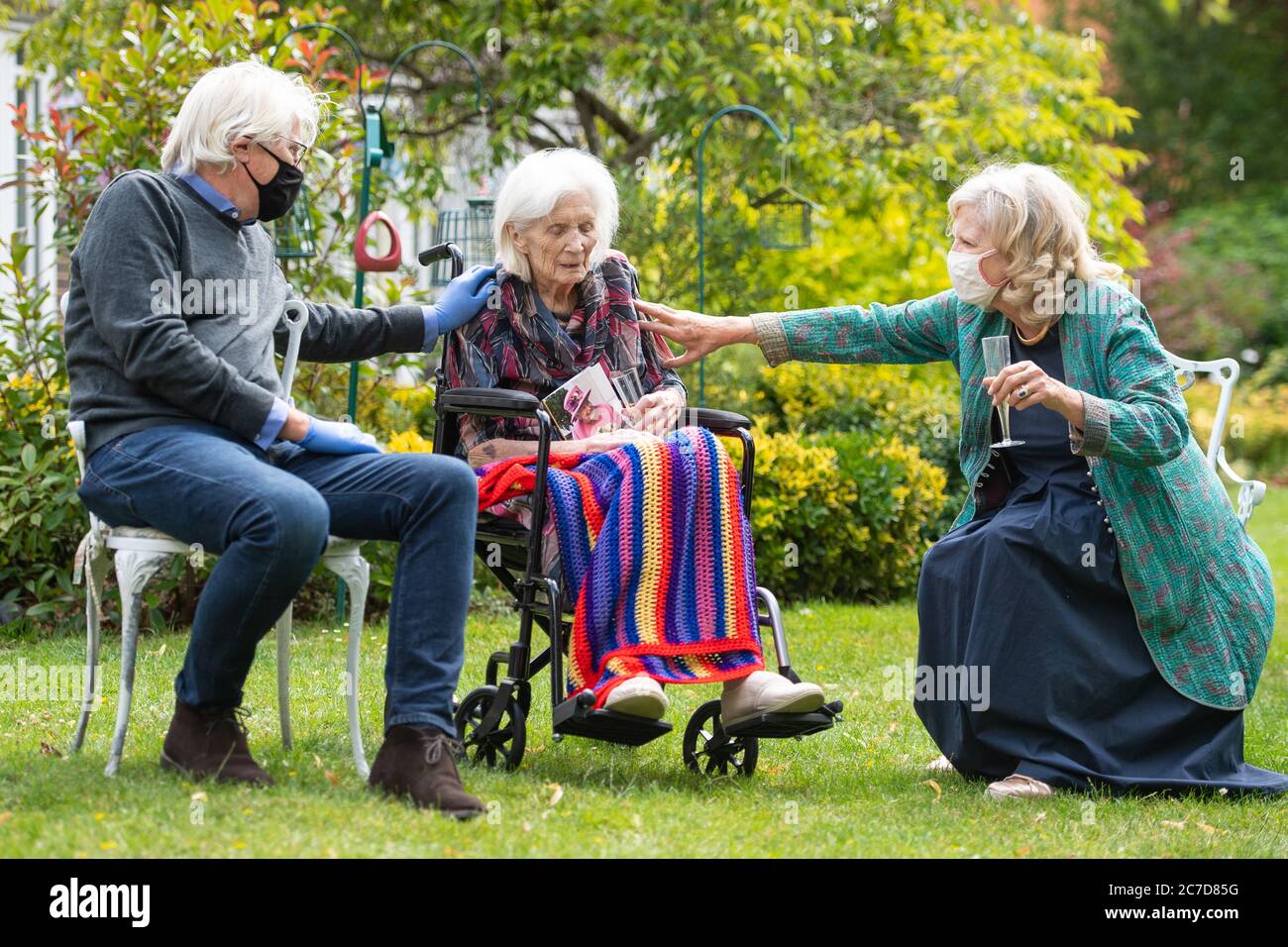 Judith du Vivier (à droite) et Nicholas Brett visitent leur mère de 100 ans Urania Brett pour une fête d'anniversaire surprise au Compton Lodge Care home de Camden, dans le nord de Londres. La résidente de Care Home Urania, qui n'a vu aucune de sa famille depuis le début de son isolement cellulaire, a passé son 100e anniversaire à recevoir des visites de sept membres de sa famille, qui ont été échelonnés tout au long de la journée pour se conformer aux règlements sur les résidents de Care Home en visite. Banque D'Images