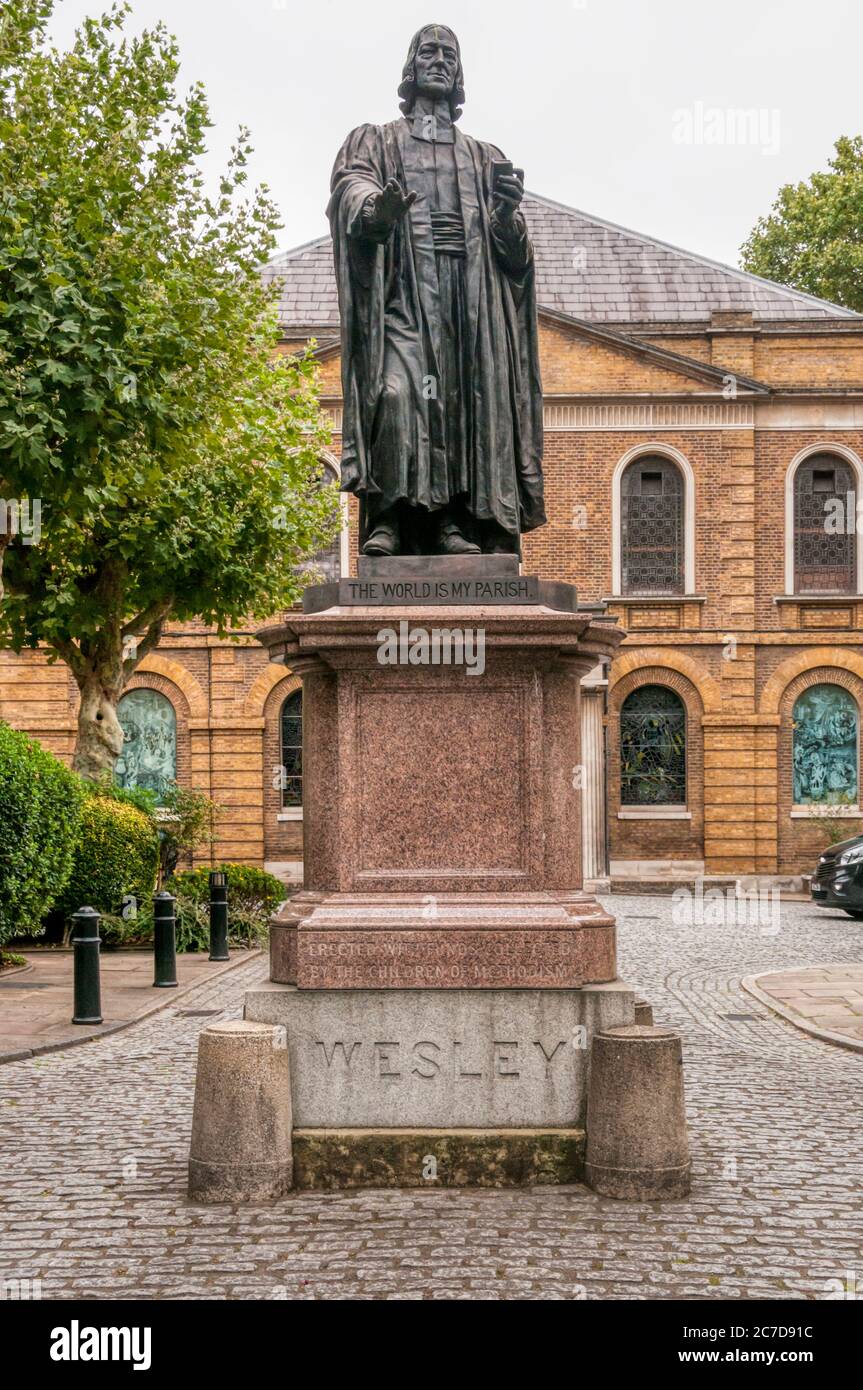 Statue de John Wesley en face de la chapelle Wesley, City Road, Londres. Banque D'Images