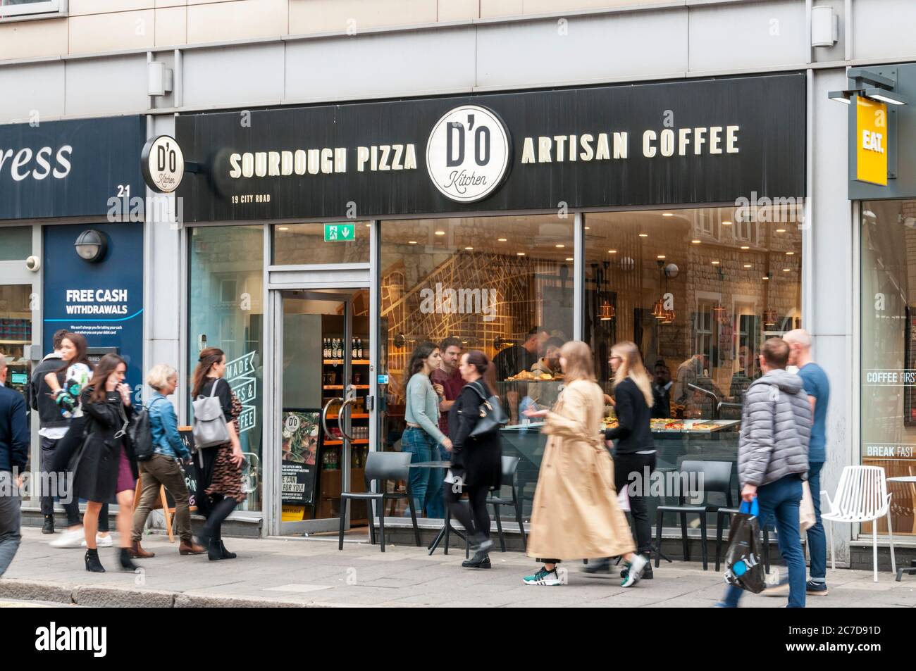 Les gens au café d'o Kitchen pendant le déjeuner à City Road, Londres. Banque D'Images