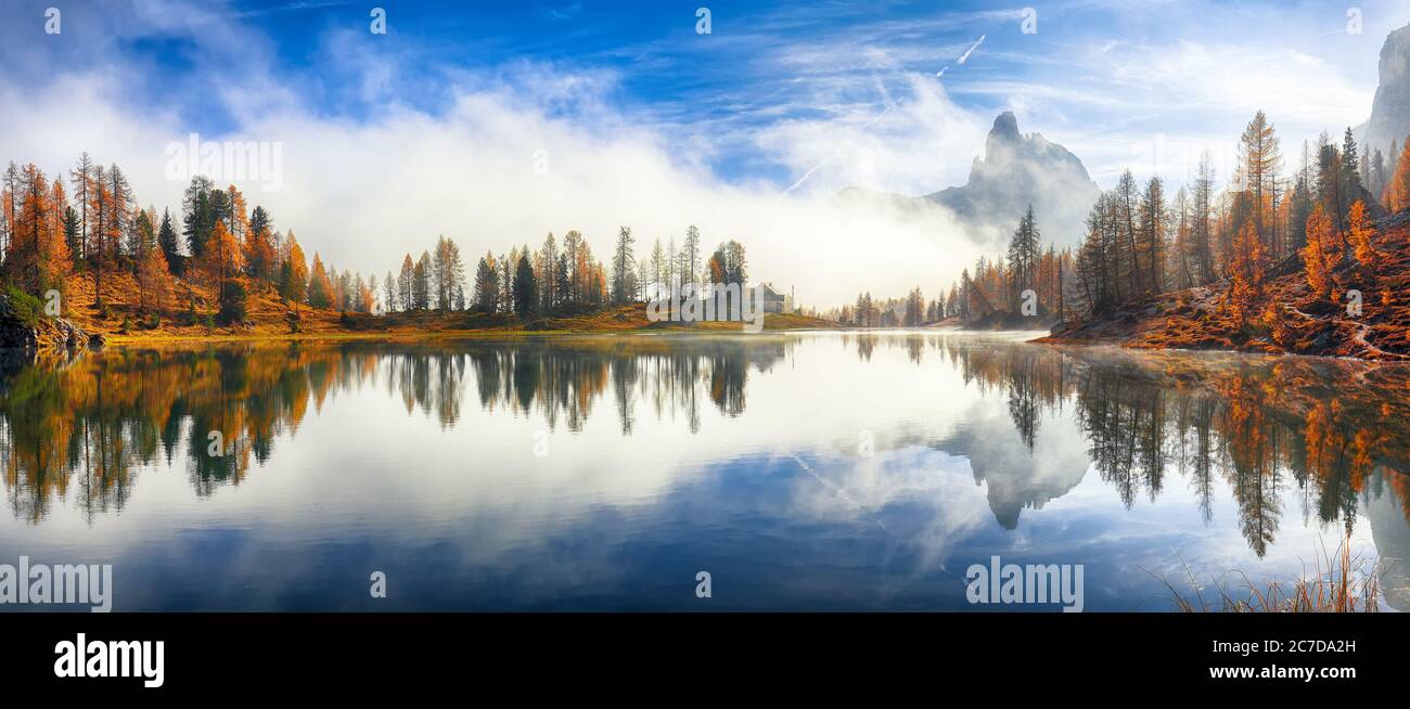 Paysage d'automne brumeux. Vue sur le lac Federa tôt le matin à l'automne. Emplacement: Lac de Federa avec pic des Dolomites, Cortina DAmpezzo, Sout Banque D'Images