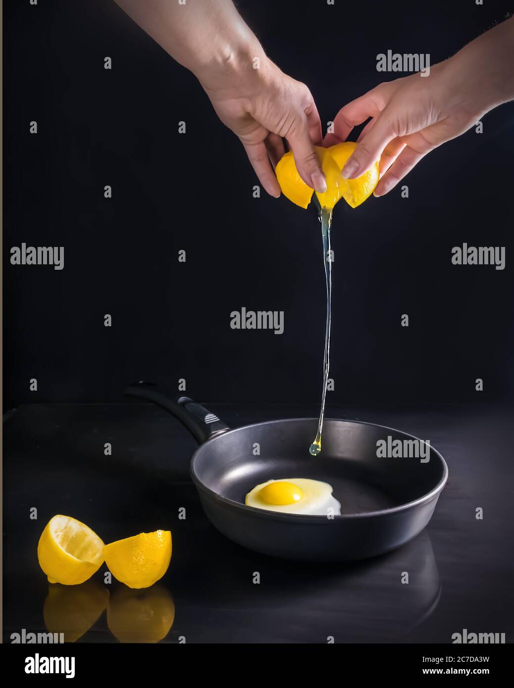 Créatif. Œufs brouillés au citron. Concept alimentation saine Banque D'Images