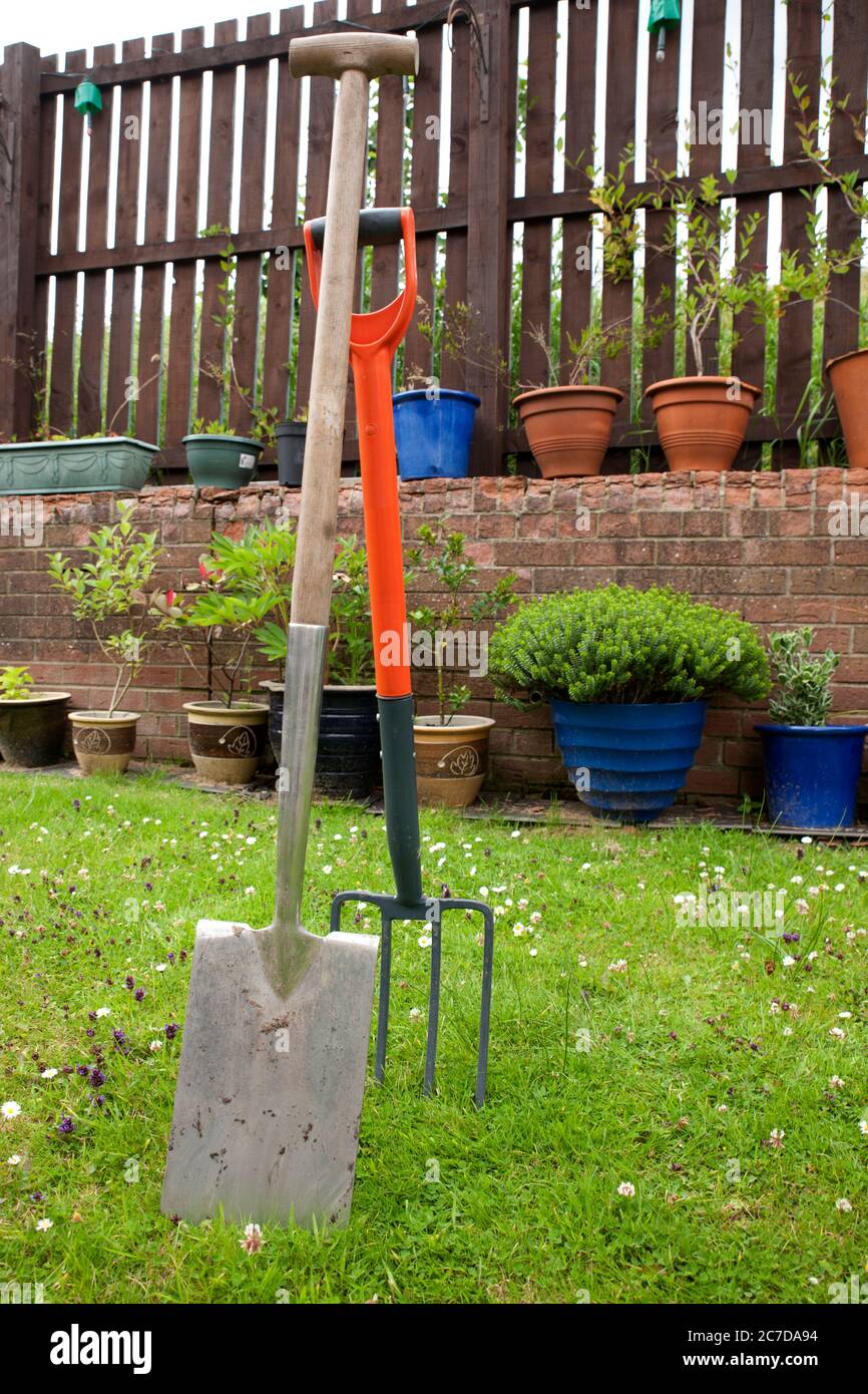 Un outil de jardin est l'un des nombreux outils de jardinage et chevauche  la gamme faite pour l'agriculture et l'horticulture Photo Stock - Alamy