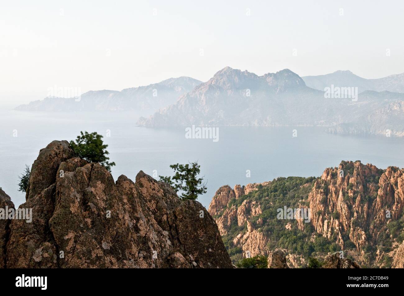 Vue sur les Calanches, Capo Senino et le golfe de Porto, vue de la ville de Piana, sur la côte ouest de l'île de Corse, France. Banque D'Images