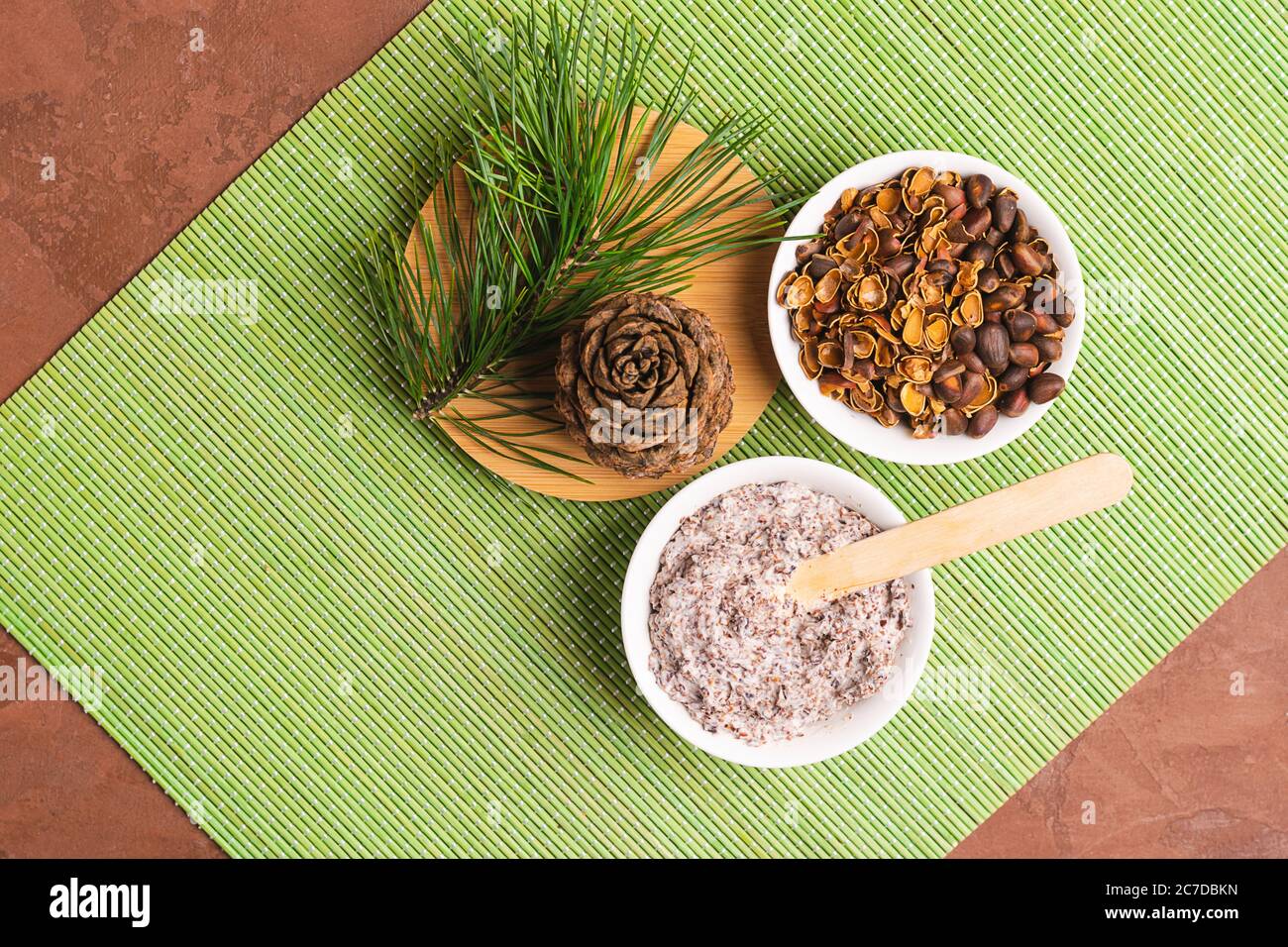 Gommage naturel naturel biologique des pignons de pin. Concept pour les cosmétiques naturels et les soins du corps. Pharmacie à domicile. Vue de dessus Banque D'Images
