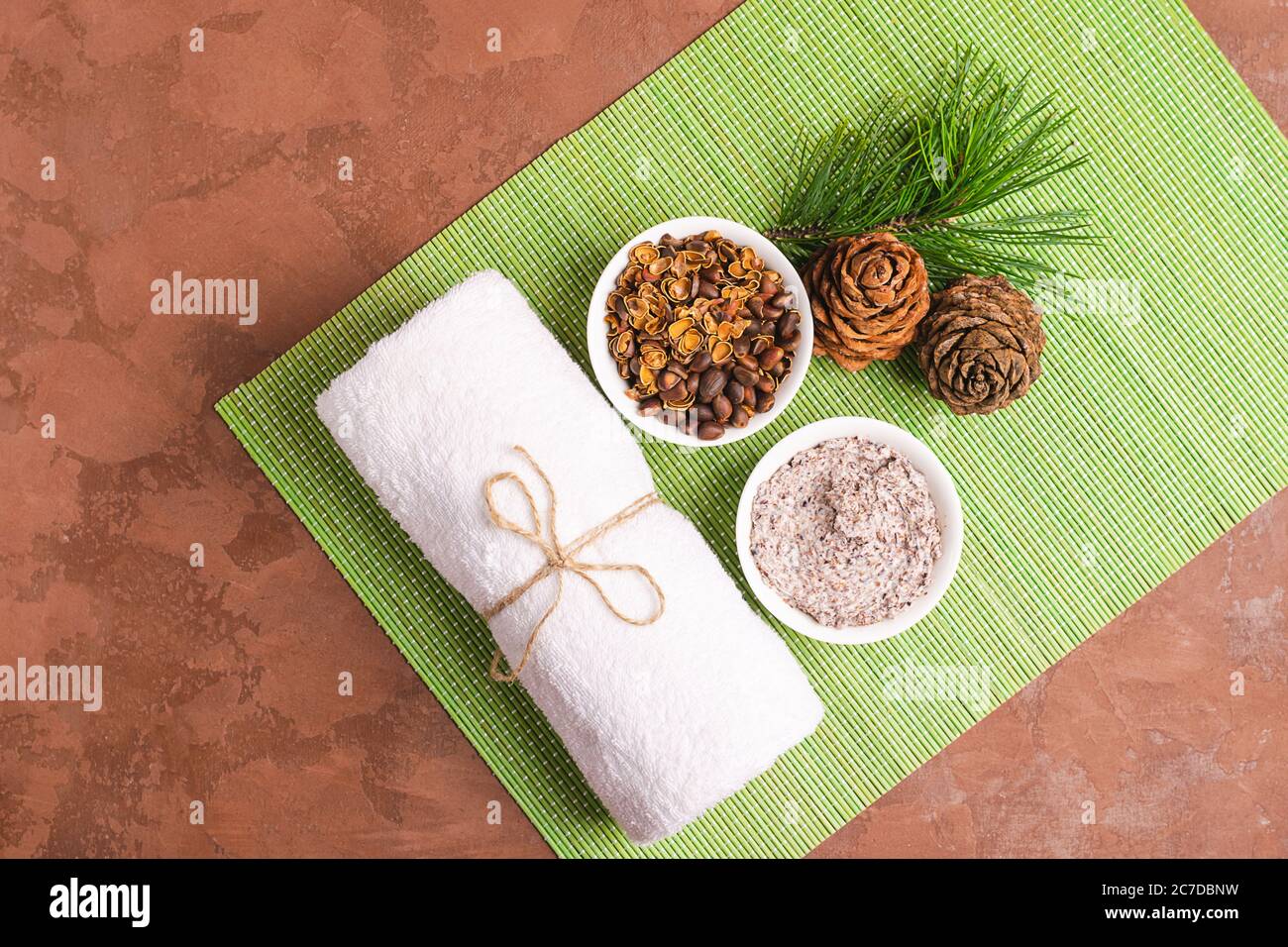 Gommage naturel naturel biologique des pignons de pin et divers accessoires de spa. Concept pour les cosmétiques naturels et les soins du corps. Banque D'Images