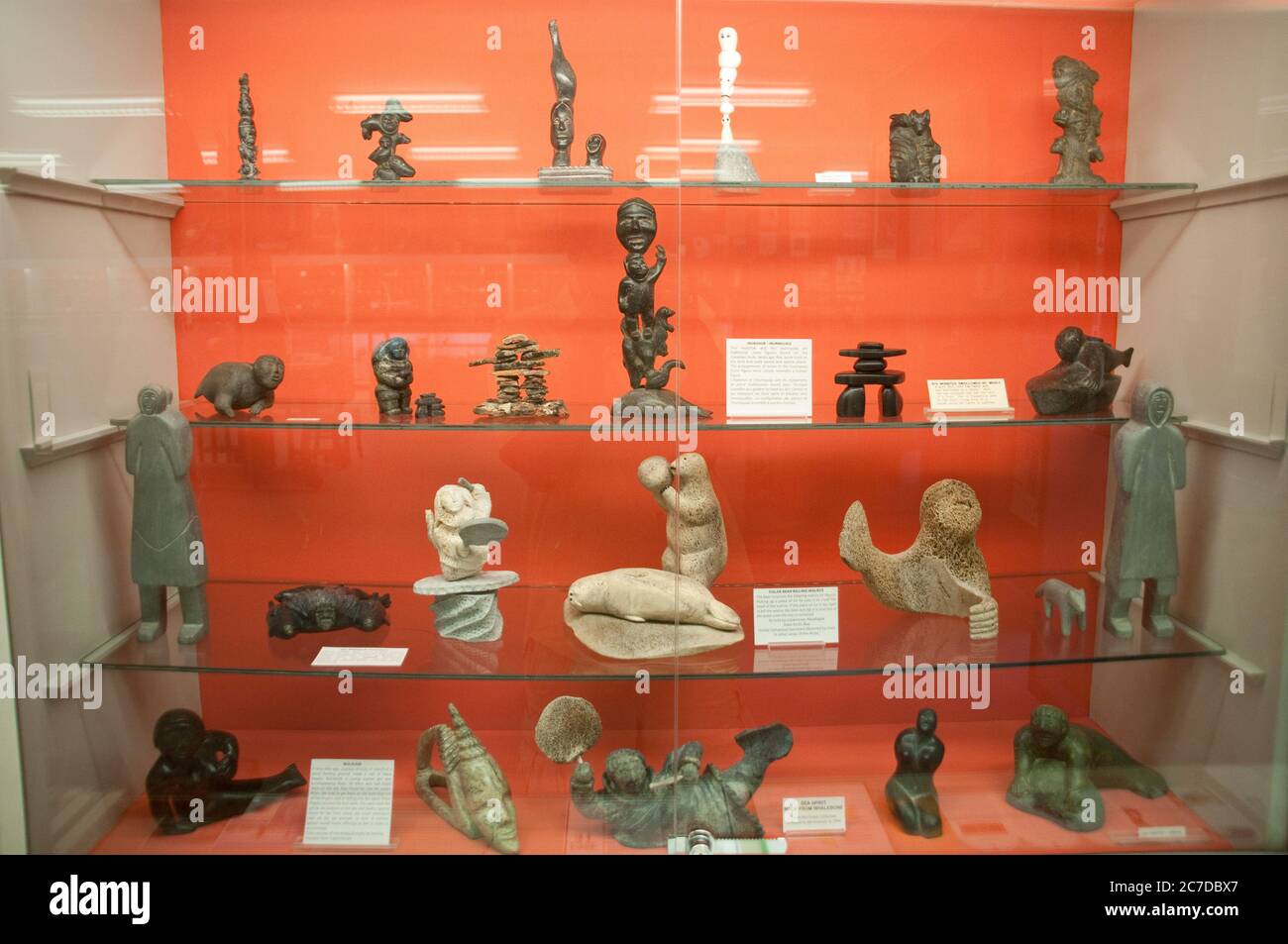 Exposition de sculptures et d'œuvres d'art inuites et autochtones au Musée Itsanitaq, à Churchill, au Manitoba, au Canada. Banque D'Images