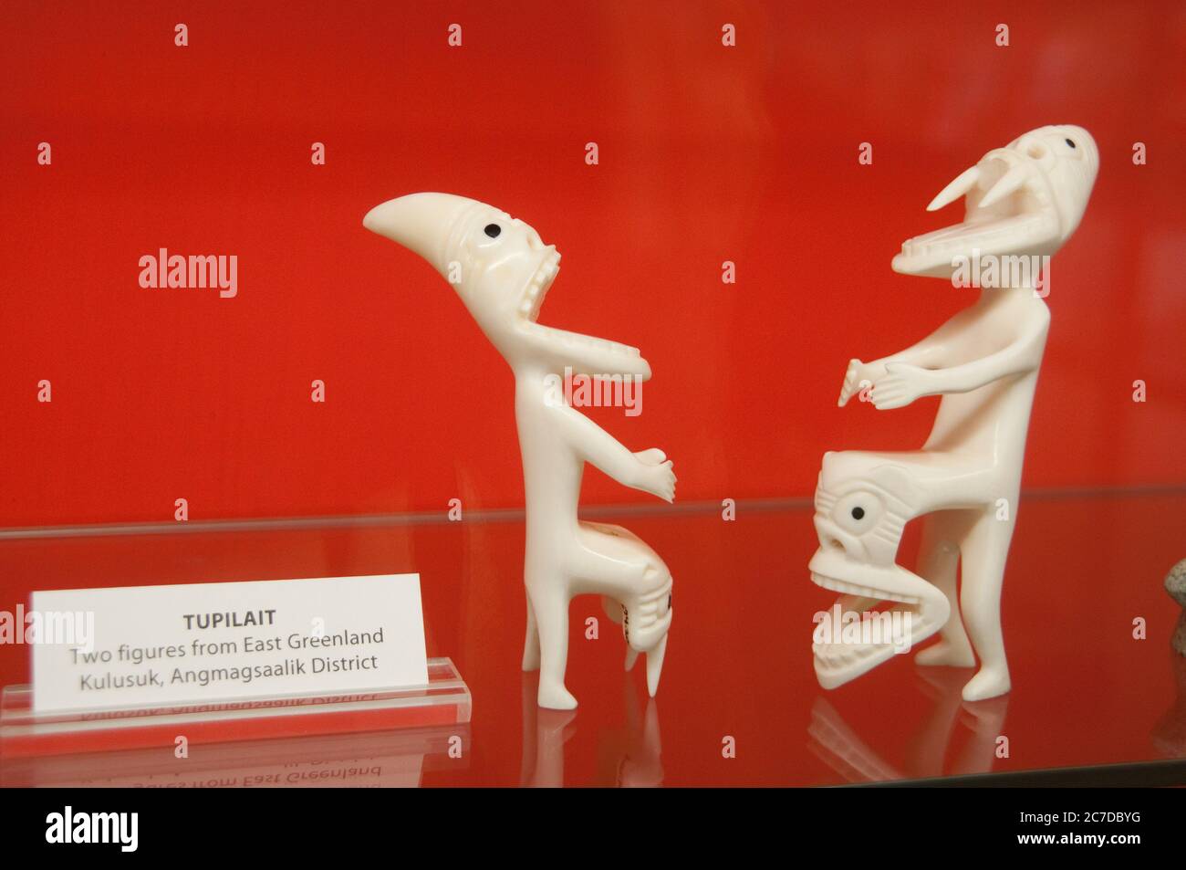 Sculpture en ivoire inuit représentant un tupilaq ou tupiliat, un monstre avigant créé par un chaman, de Kulusuk dans l'est du Groenland. Banque D'Images