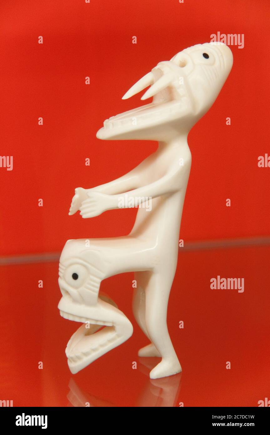 Sculpture en ivoire inuit représentant un tupilaq ou tupiliat, un monstre avigant créé par un chaman, de Kulusuk dans l'est du Groenland. Banque D'Images