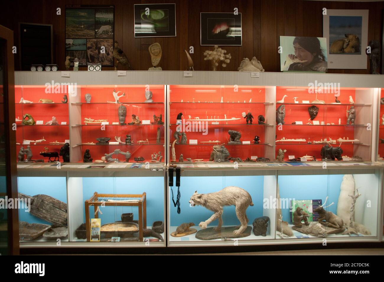 Exposition de sculptures et d'œuvres d'art inuites et autochtones au Musée Itsanitaq, à Churchill, au Manitoba, au Canada. Banque D'Images