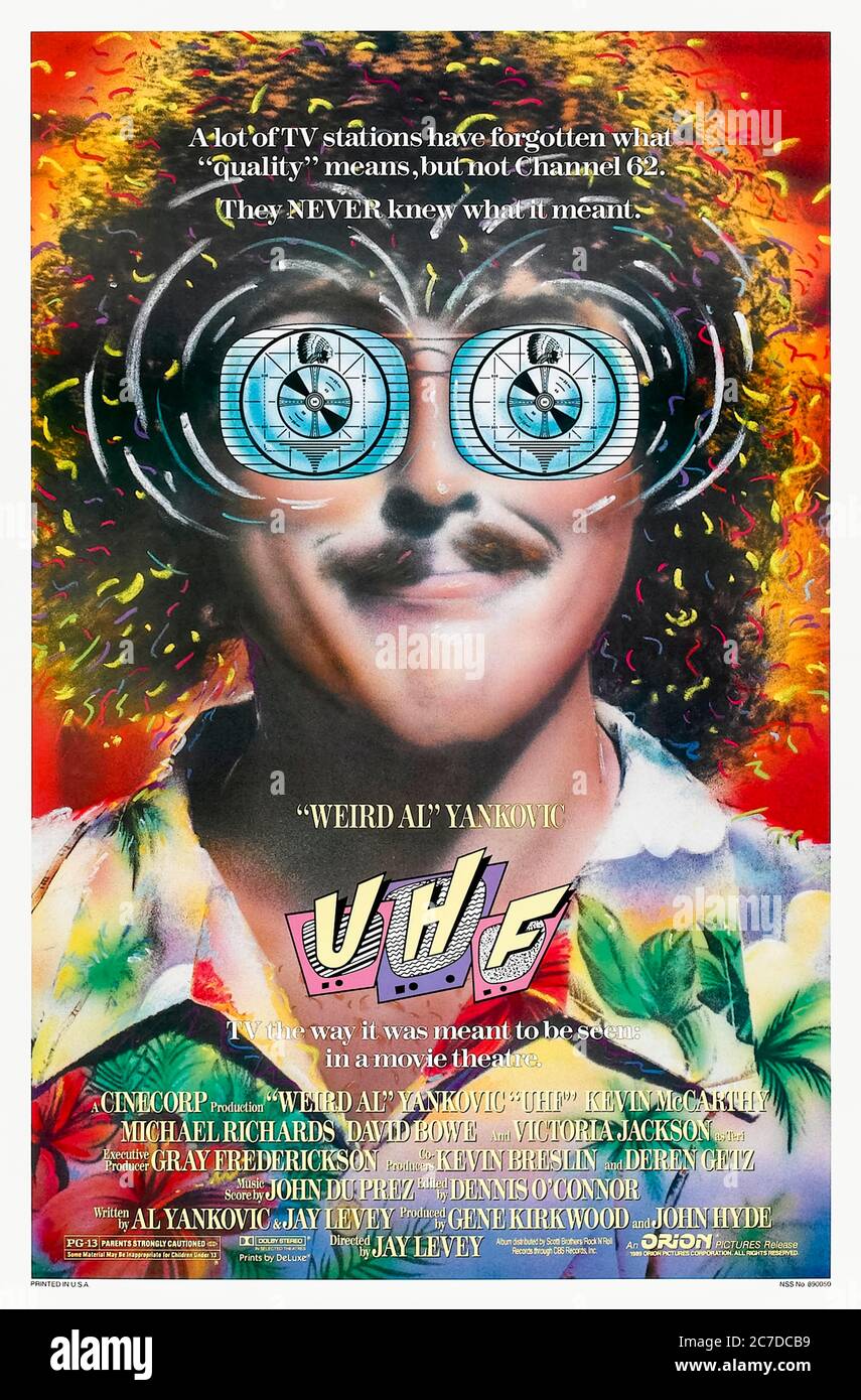 UHF (1989) réalisé par Jay Levey et mettant en vedette Weird Al' Yankovic, Victoria Jackson, Kevin McCarthy et Michael Richards. Culte classique sur un étrange rêveur qui gère une chaîne de télévision locale qui commence à remplir le programme avec des programmes bizarres qui trouvent un public. Banque D'Images