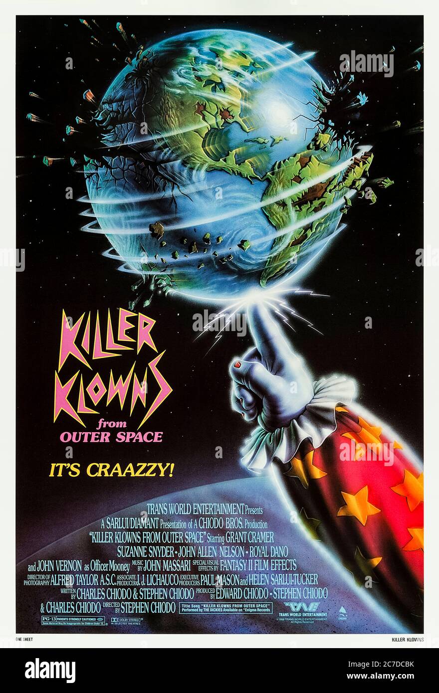 Killer Klowns de l'espace extra-atmosphérique (1988) dirigé par Stephen Chiodo et avec Grant Cramer, Suzanne Snyder, John Allen Nelson et John Vernon. Culte classique sur les étrangers qui ressemblent à des clowns de cirque envahissant une petite ville. Banque D'Images