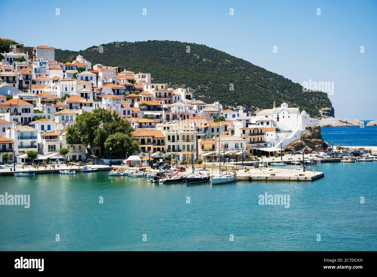 La ville historique de l'île de Skopelos vue depuis le bateau à l'entrée du port en été. Banque D'Images