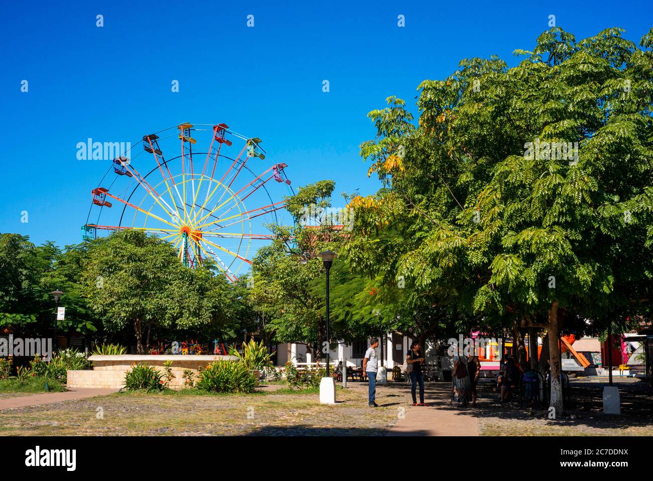 Vieille grande roue de noria dans Central Park dans le village de Suchitoto. Suchitoto, Cuscatlan, El Salvador Amérique centrale Banque D'Images