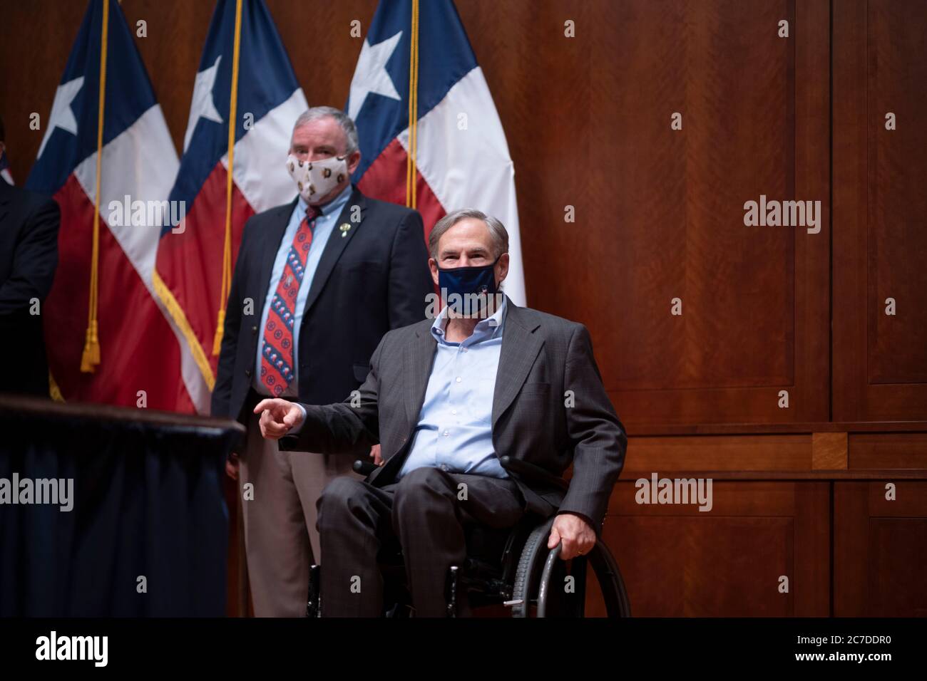 "Austin Texas USA 16 juillet 2020: Le gouverneur Greg Abbott informe la presse avec un masque facial lors d'une conférence de presse avec le secrétaire américain à l'Agriculture Sonny Perdue au Texas Capitol. Abbott a examiné la réponse de l'État face à l'augmentation du nombre de cas de pandémie et à la hausse des décès au Texas. Crédit : Bob Daemmrich/Alay Live News Banque D'Images