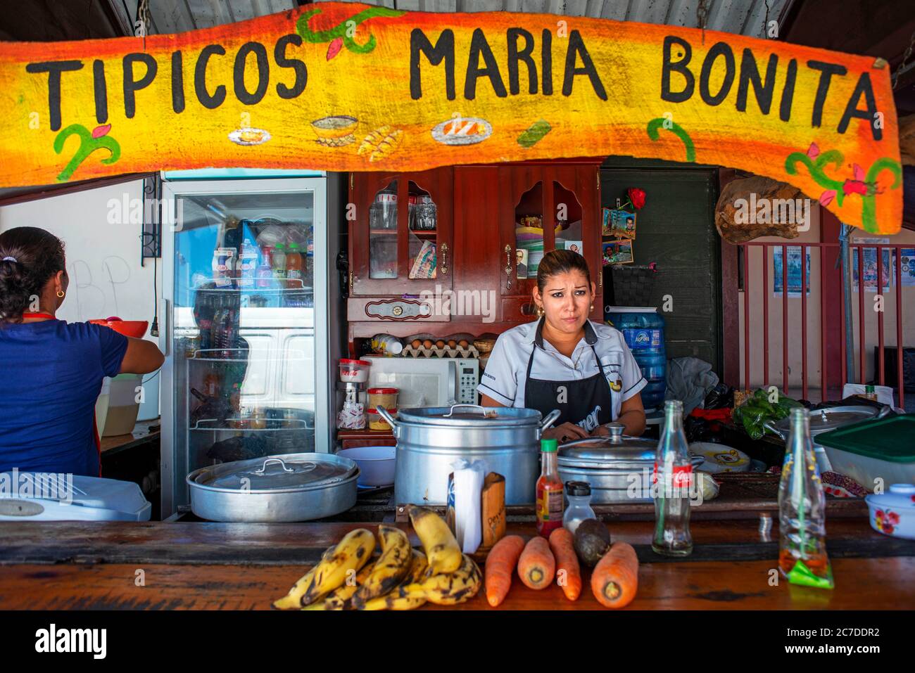 La nourriture stalle Tipicos Maria Bonita à San Bartolomé Perulapia à Cuscatlan, El Salvador Amérique centrale. Il est situé sur l'autoroute entre San Martín Banque D'Images