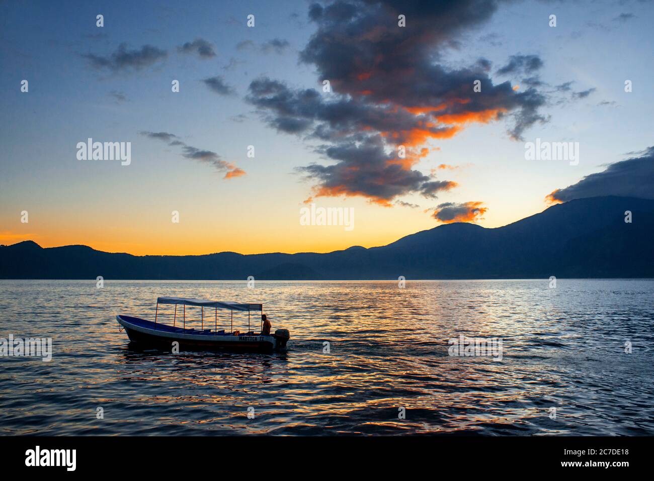 Bateau à Lago de Coatepeque, Lac Coatepeque, Lac Crater, El Salvador, département de Santa Ana Cenral America. Lac Coatepeque ou Lago de Coatepeque Banque D'Images