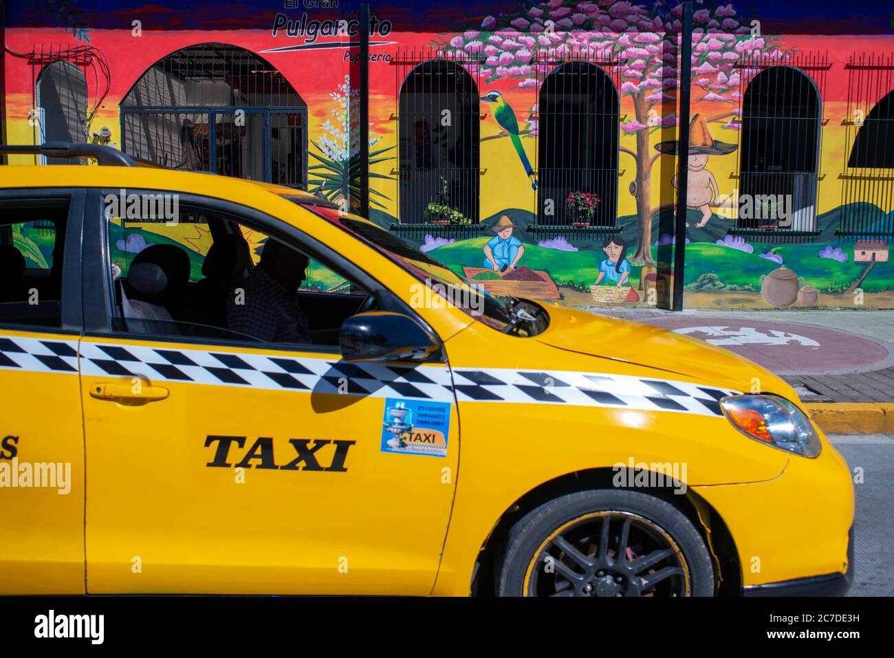 Centre-ville de San Salvador. Taxis et pupupupupupuseria El Gran Pulgarcito dans le quartier de Santa Tecla. El Salvador, Amérique centrale. Banque D'Images