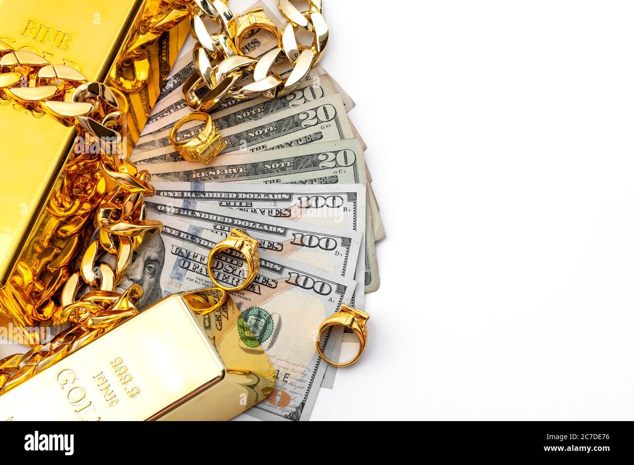 Acheteur de bijoux, de la boutique de prêt-à-porter et acheter et vendre des métaux précieux thème de concept avec un tas d'argent en dollars US, des anneaux dorés, collier bracelet et de l'or bu Banque D'Images