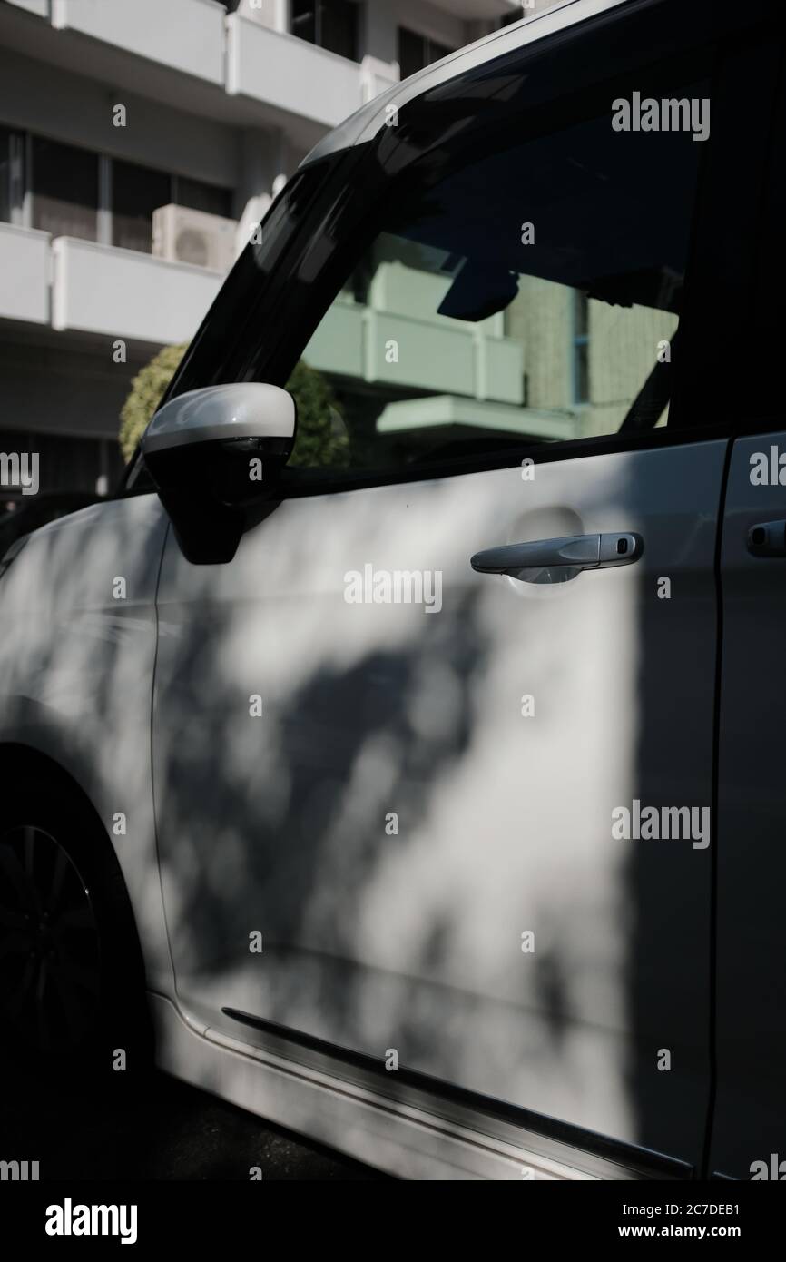 MATSUYAMA, JAPON - 23 septembre 2019 : gros plan vertical sélectif de la porte d'une voiture blanche Banque D'Images