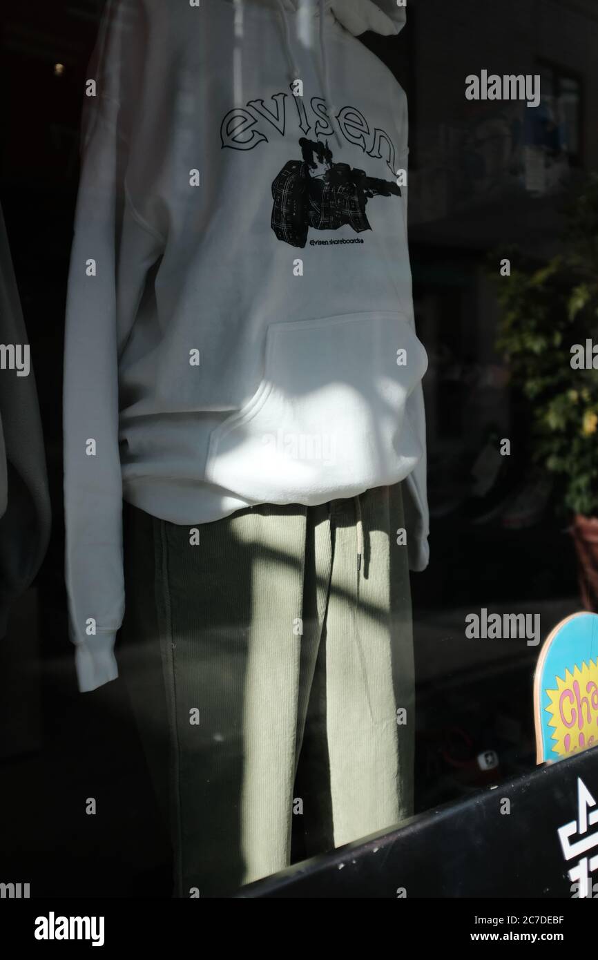 MATSUYAMA, JAPON - 23 septembre 2019 : un coup de tête vertical de sweat-shirt blanc à manches longues avec poches avant et pantalon vert sur l'écran de la fenêtre Banque D'Images