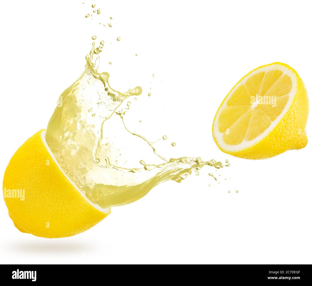 un liquide jaune déborde d'un citron isolé sur blanc Banque D'Images