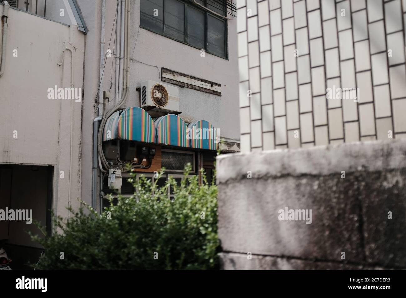 MATSUYAMA, JAPON - 21 septembre 2019 : un cliché sélectif d'un climatiseur sur les murs d'un bâtiment Banque D'Images