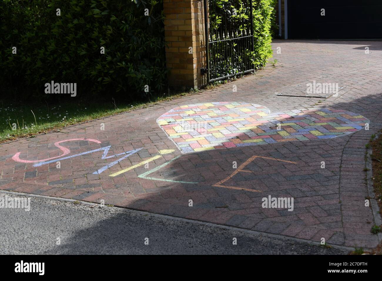 Camberley, Surrey, Angleterre - 22 mai 2020 : un message sur une allée pour soutenir les principaux travailleurs lors du premier confinement de Covid-19 en Angleterre en 2020 Banque D'Images