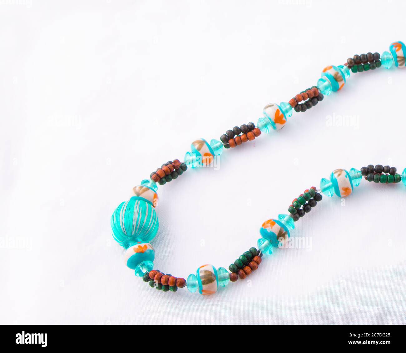 Collier de perles turquoise multicolore isolé sur blanc Banque D'Images