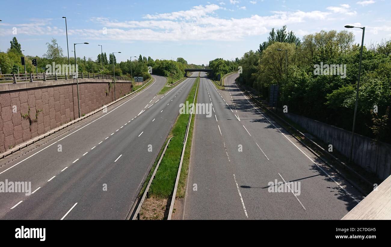 Camberley, Surrey, Royaume-Uni - 26 avril 2020 : une route vide dans le sud de l'Angleterre, alors que le premier confinement de Covid-19 se poursuit Banque D'Images