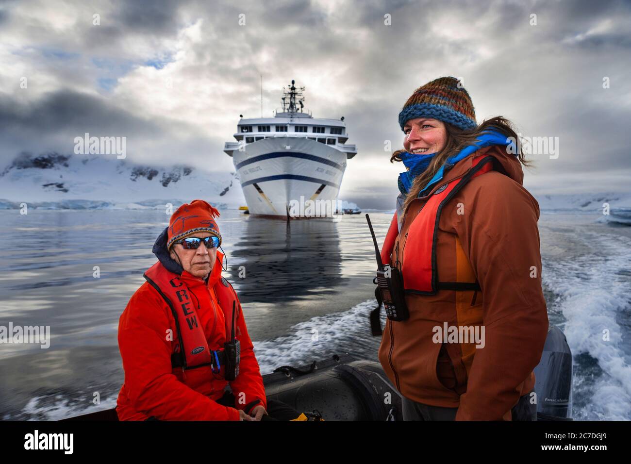 Exploration avec le paysage de la baie de Zodiac Wilhelmina au sunrice à l'Antarctique, régions polaires septième continent. Le RCGS Resolute One Ocean Navigator, un fiv Banque D'Images