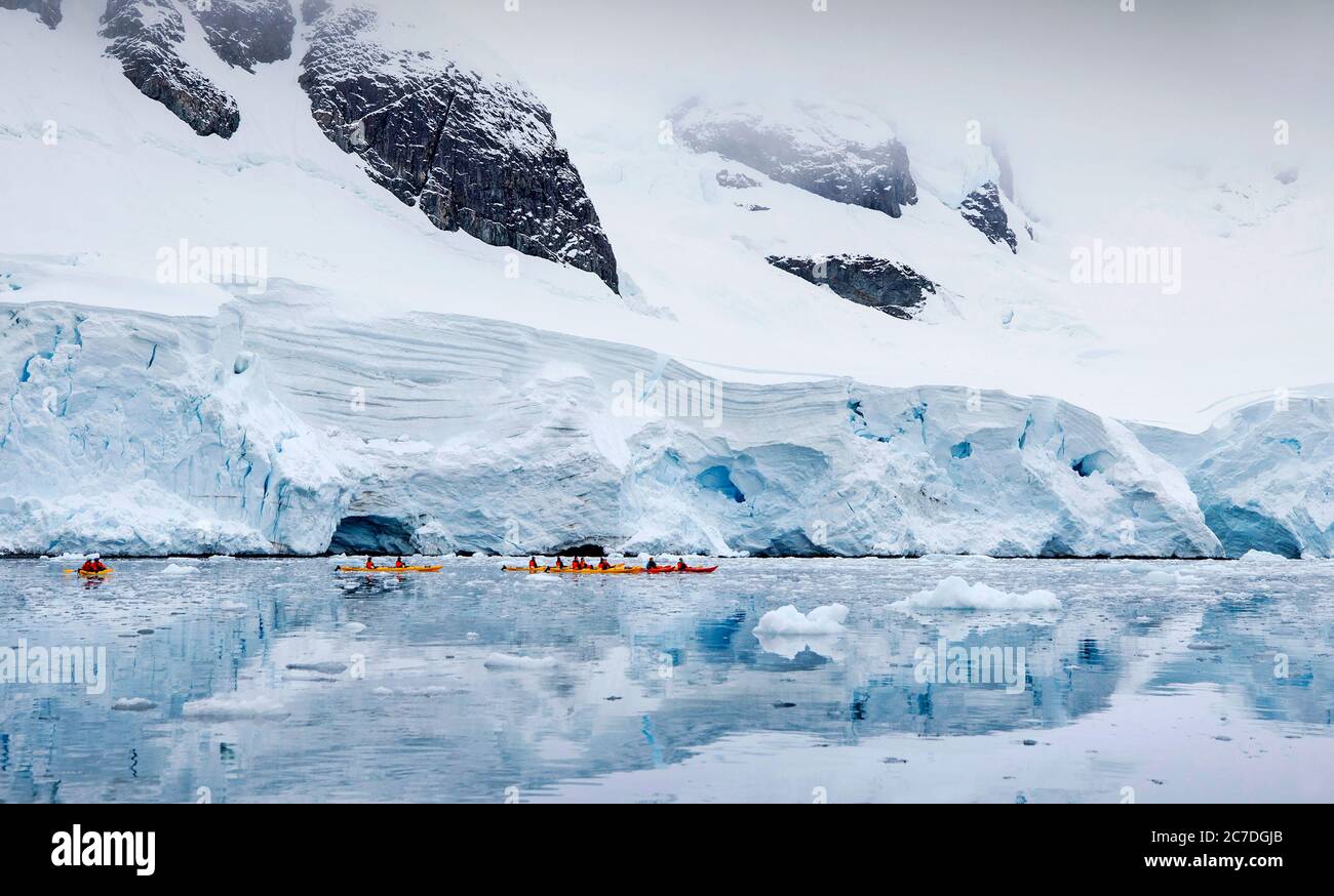 Kayakking près de la base de recherche Vernadsky, station antarctique ukrainienne à Marina point sur l'île de Galindez dans les îles argentines, Antarctique. Banque D'Images