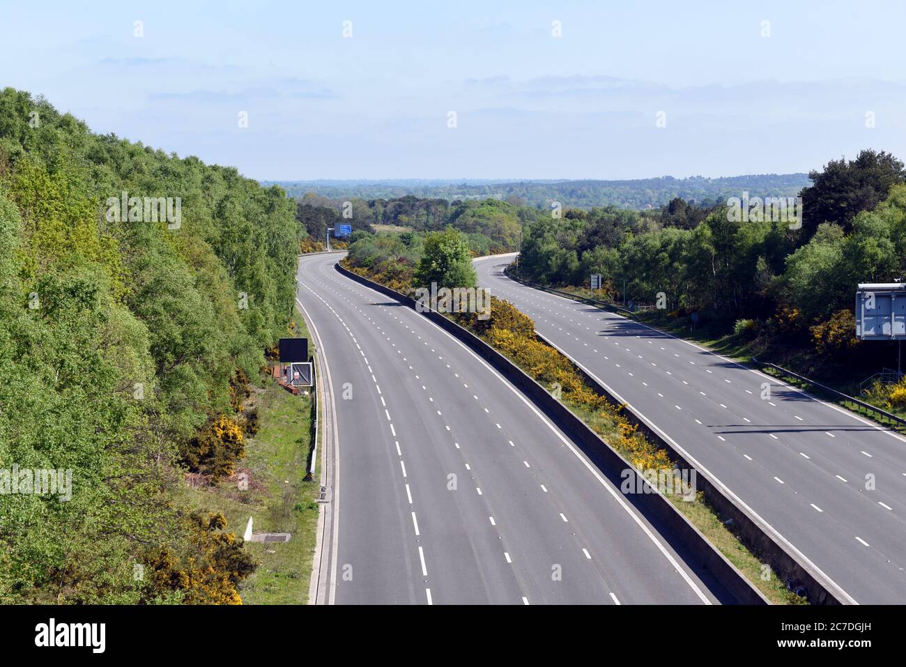 Camberley, Surrey, Angleterre - 25 avril 2020 : l'autoroute M3 de Surrey est vide pendant le premier confinement de Covid-19 Banque D'Images