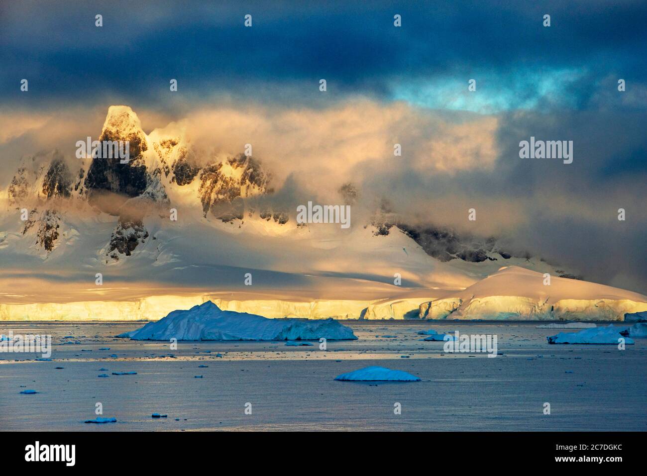 Paysage de la baie Wilhelmina au sunrice en Antarctique, régions polaires septième continent. Banque D'Images