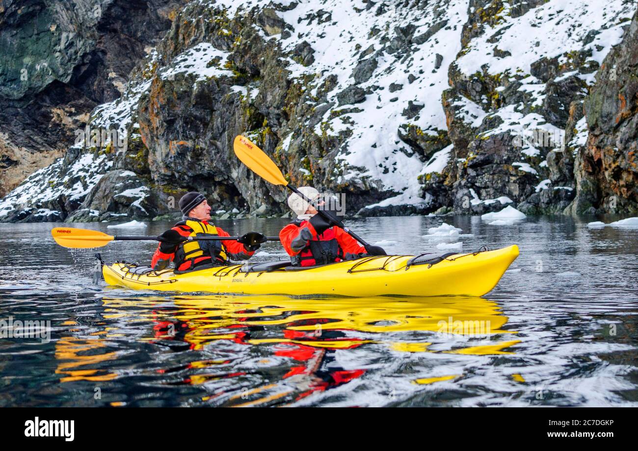 Kayak dans la baie de Wilhelmina paysage au sunrice à l'Antarctique, régions polaires septième continent. Banque D'Images