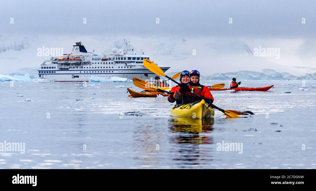 Kayak dans la baie de Wilhelmina paysage au sunrice à l'Antarctique, régions polaires septième continent. Le RCGS Resolute One Ocean Navigator, un PO cinq étoiles Banque D'Images