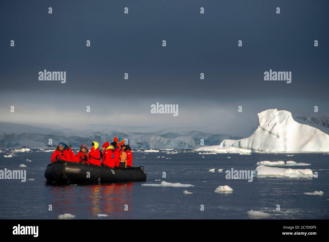 Exploration avec le paysage de la baie de Zodiac Wilhelmina au sunrice à l'Antarctique, régions polaires septième continent. Banque D'Images