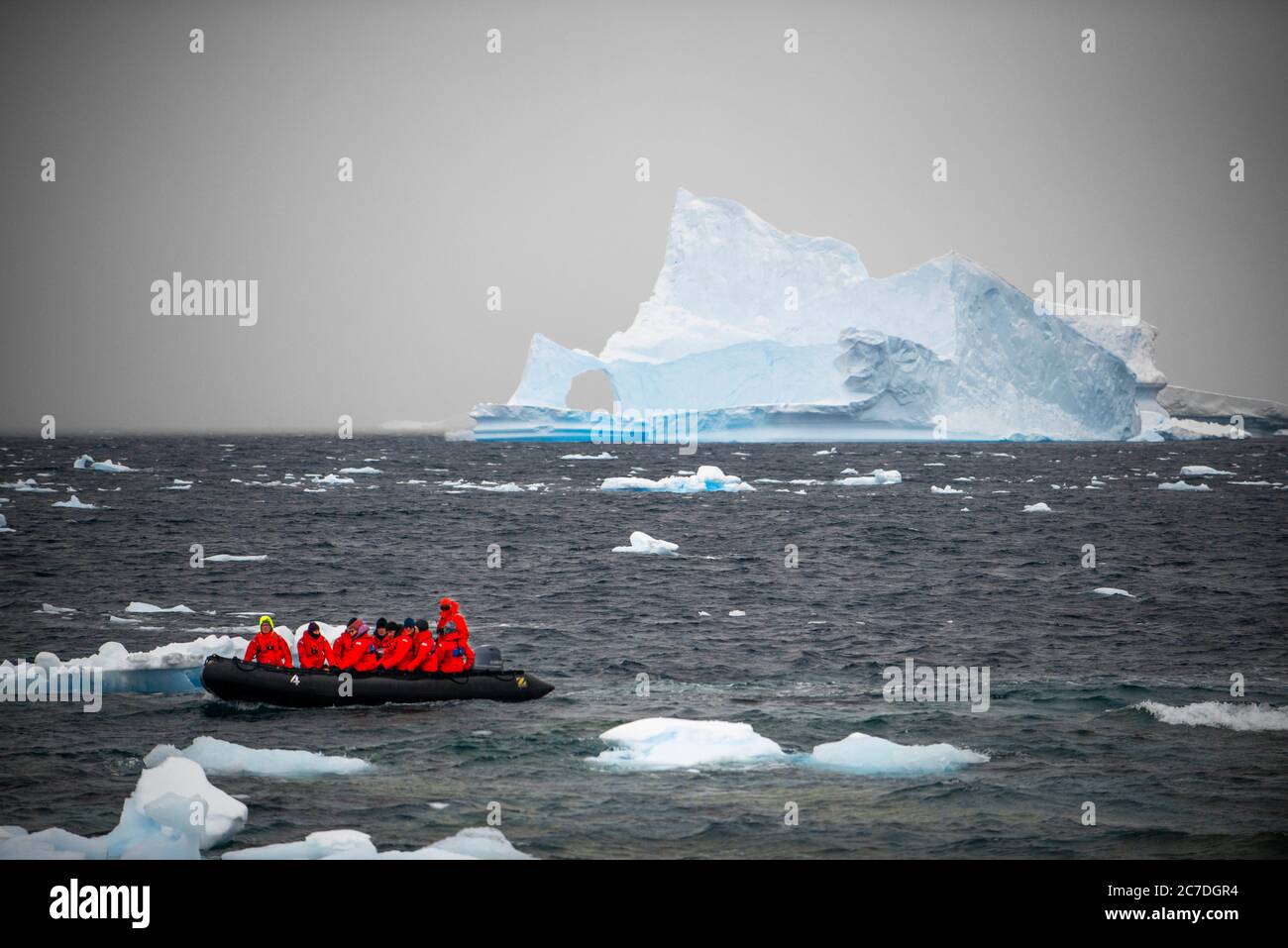 Exploration avec les icebergs de Zodiac amoungst dans l'Antarctique de la péninsule Antarctique de Portal point. Le RCGS Resolute One Ocean Navigator, une glace polaire cinq étoiles Banque D'Images