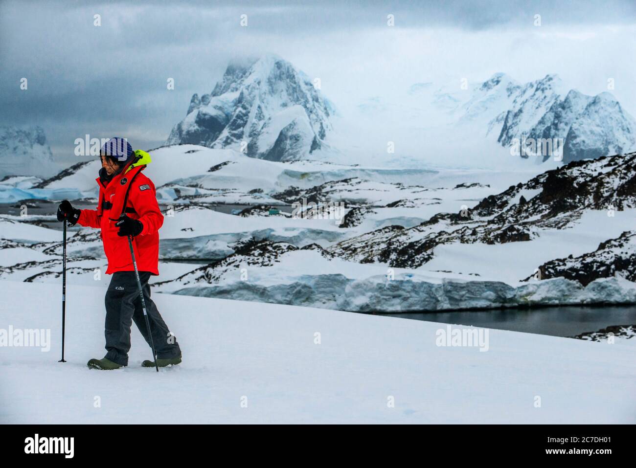 Expédition à pied près de la base de recherche Vernadsky, station antarctique ukrainienne à Marina point sur l'île de Galindez dans les îles argentines, Antarctique. Banque D'Images