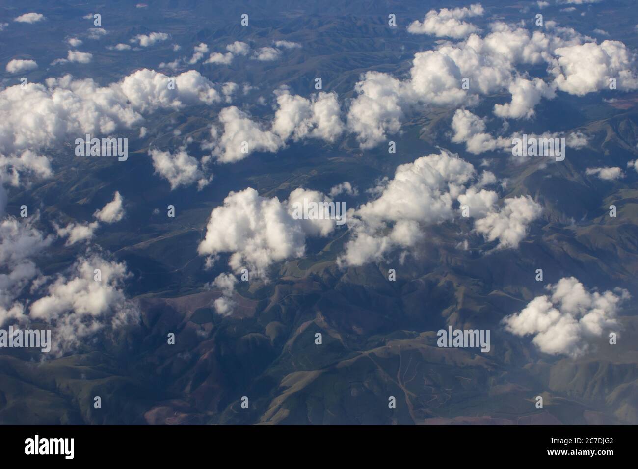 Les cumulus blancs surplomb des montagnes de l'escarpement de Platon du Nord-est, en Afrique du Sud, vu d'un avion Banque D'Images
