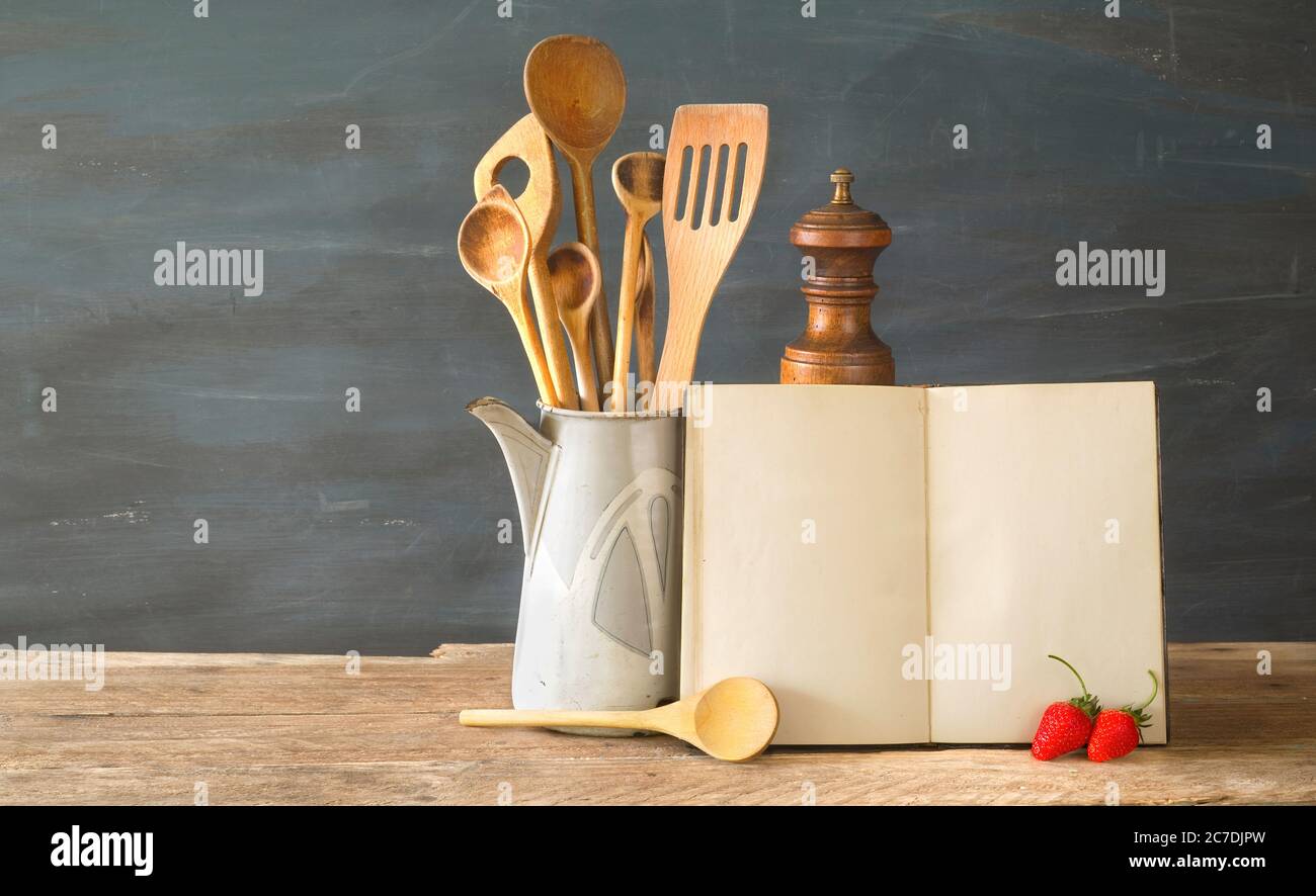 livre de recettes ou livre de recettes avec cuillères en bois et fraises, maquette avec espace de copie gratuit Banque D'Images