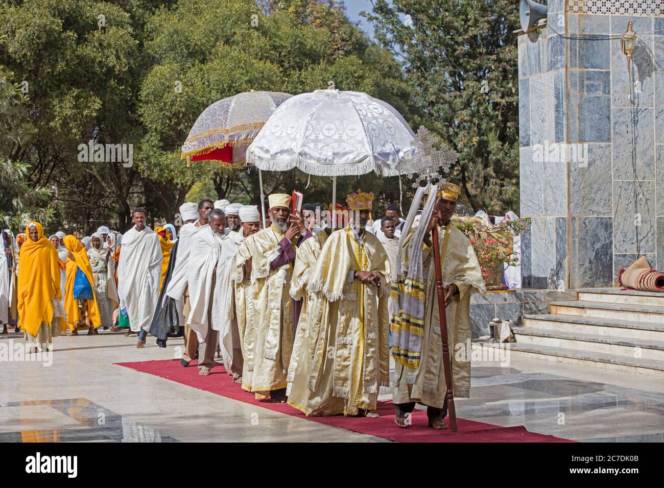 Prêtres orthodoxes avec parasols lors de la cérémonie de marche autour de l'église notre-Dame Marie de Sion, Axum / Aksum, région du Tigré, Ethiopie, Afrique Banque D'Images