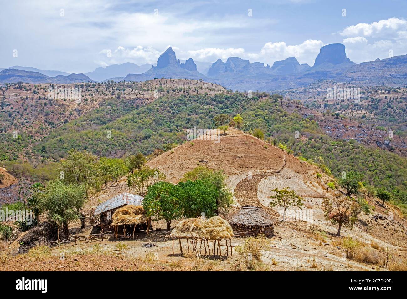 Petite ferme et vue sur les montagnes Semien / montagnes Simien, partie des Highlands éthiopiens, zone du télécabine nord, région d'Amhara, Ethiopie, Afrique Banque D'Images