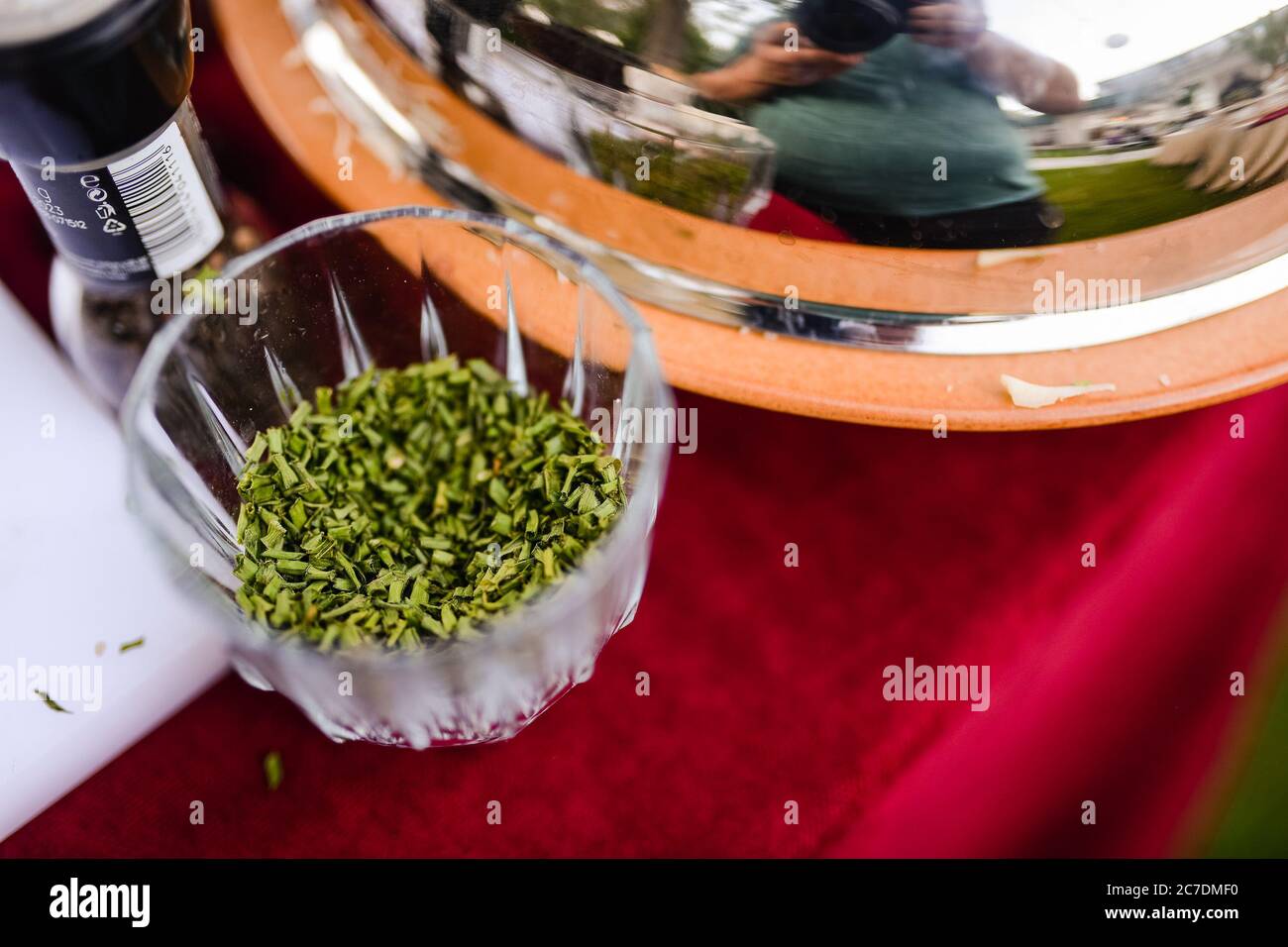 Ciboulette épice dans un bol sur une table de restaurant Banque D'Images
