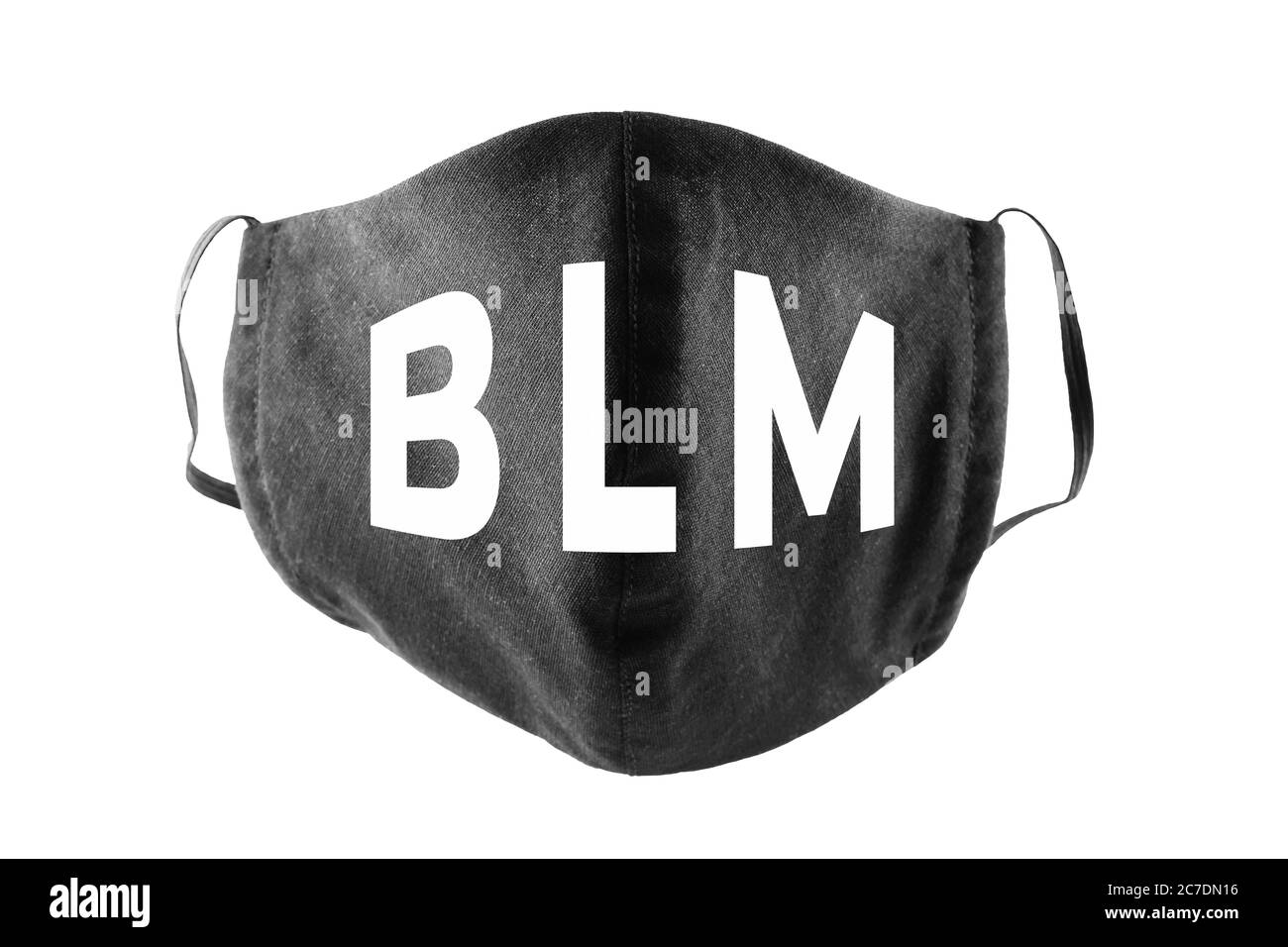 BLM sur masque. Masque de protection blanc sur fond blanc. Concept de protestation contre le racisme et la violence. Isolé Banque D'Images